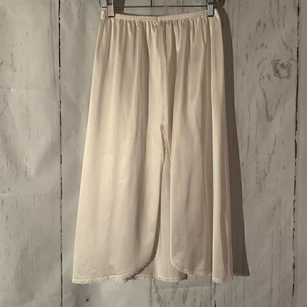 Vanity Fair 1/2 Slip Size Small - Picture 2 of 3